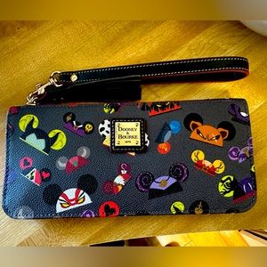 Dooney & Bourke Disney Villains Clutch. NWT